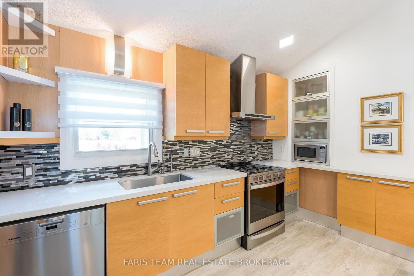 210 Parkview Drive, Innisfil, Ontario  L0L 1R0 - Photo 9 - N12409927