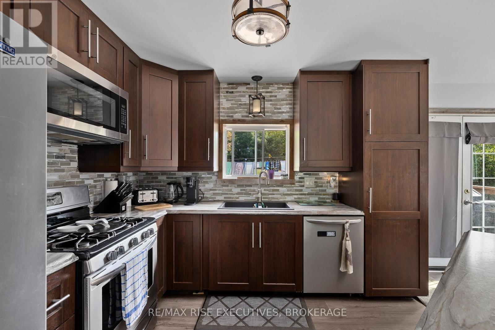 9009 Perth Road, Rideau Lakes, Ontario  K0G 1X0 - Photo 10 - X12416199