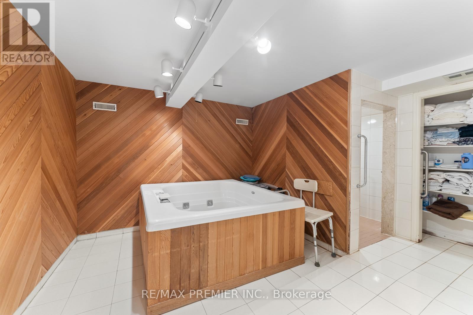 261 Sylvadene Parkway, Vaughan, Ontario  L4L 2M8 - Photo 37 - N12415077