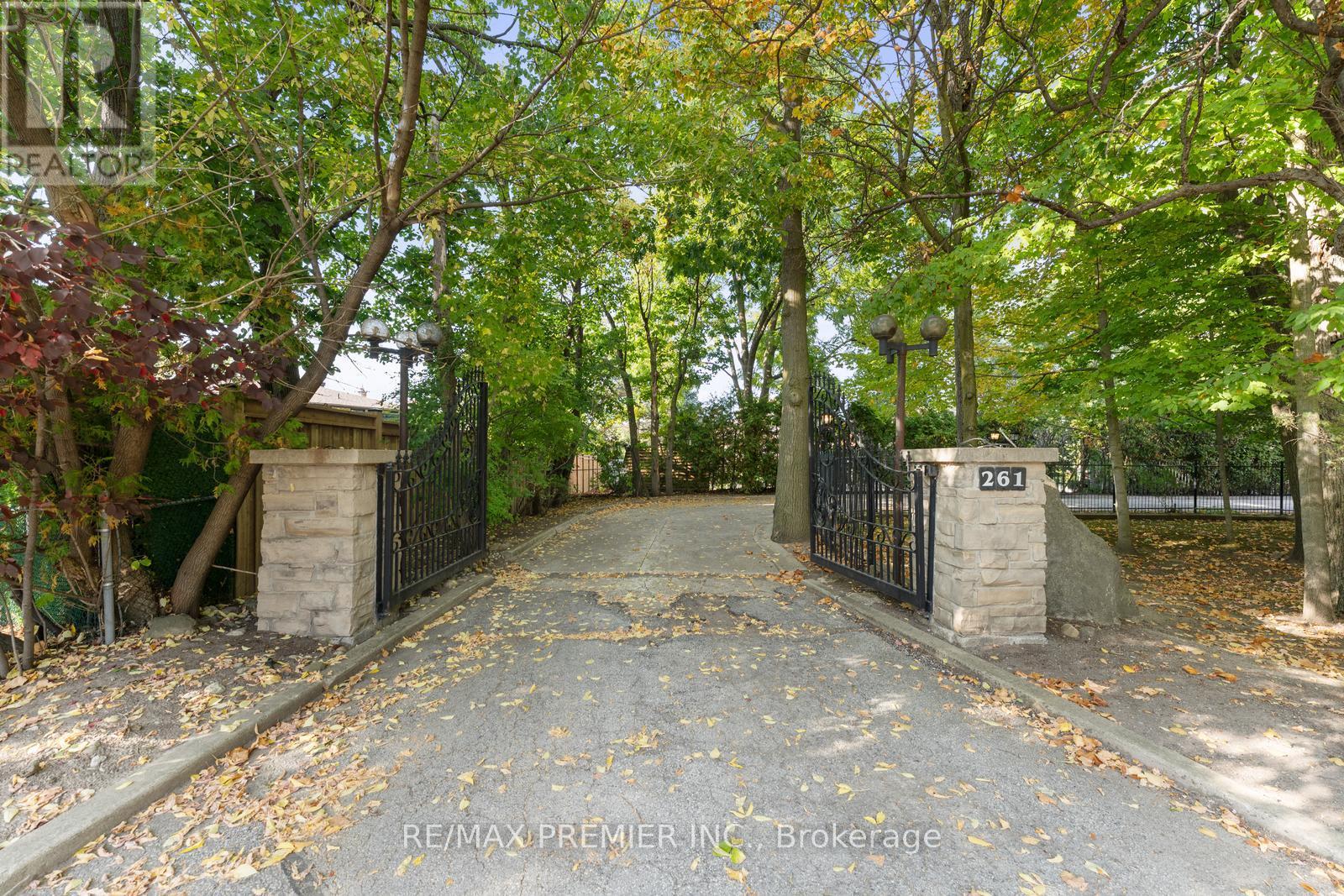 261 Sylvadene Parkway, Vaughan, Ontario  L4L 2M8 - Photo 5 - N12415077