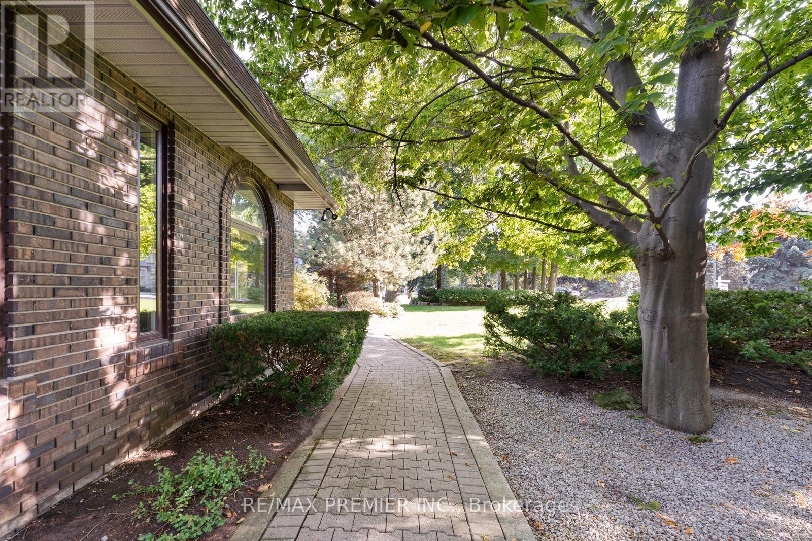 261 Sylvadene Parkway, Vaughan, Ontario  L4L 2M8 - Photo 8 - N12415077