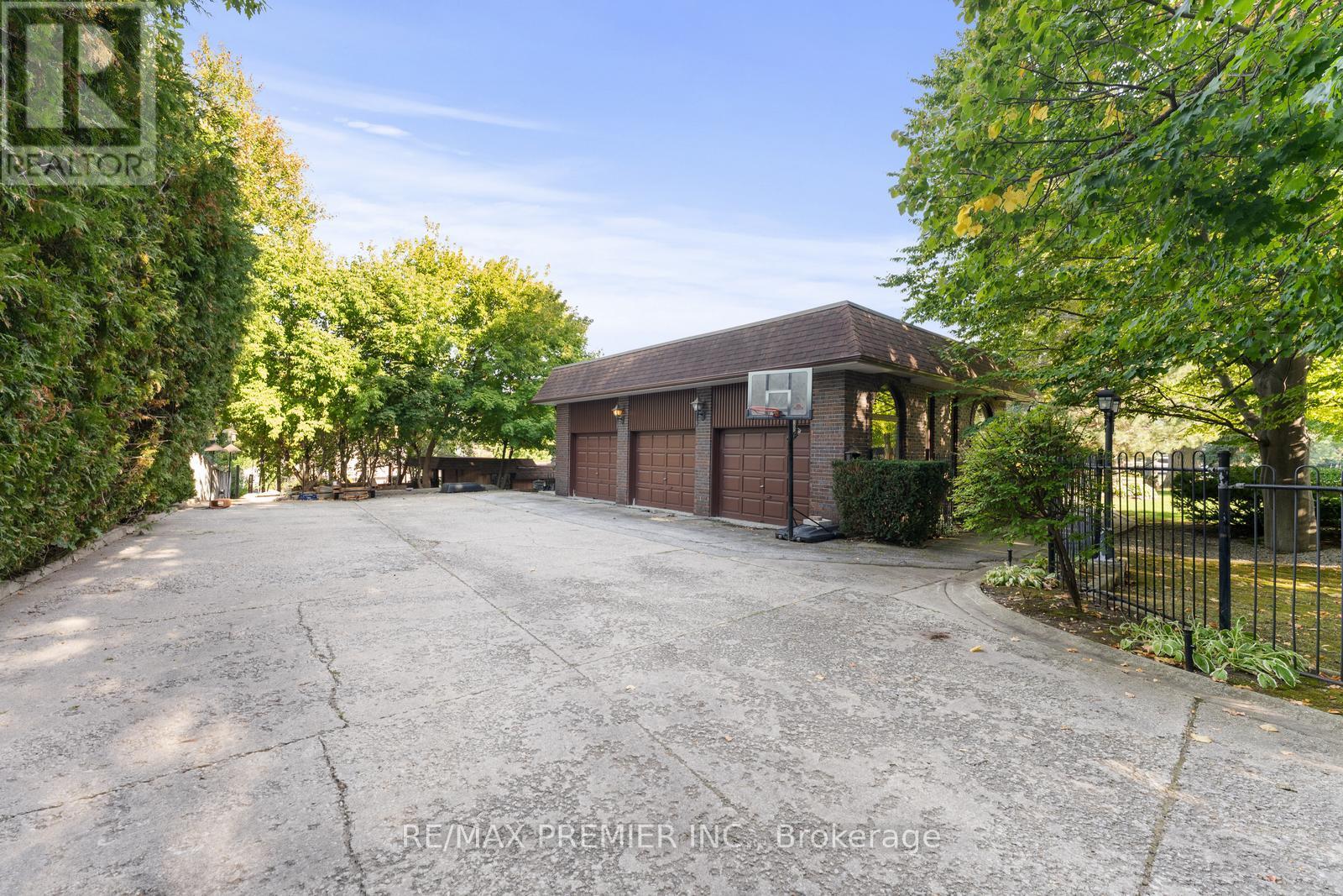 261 Sylvadene Parkway, Vaughan, Ontario  L4L 2M8 - Photo 6 - N12415077