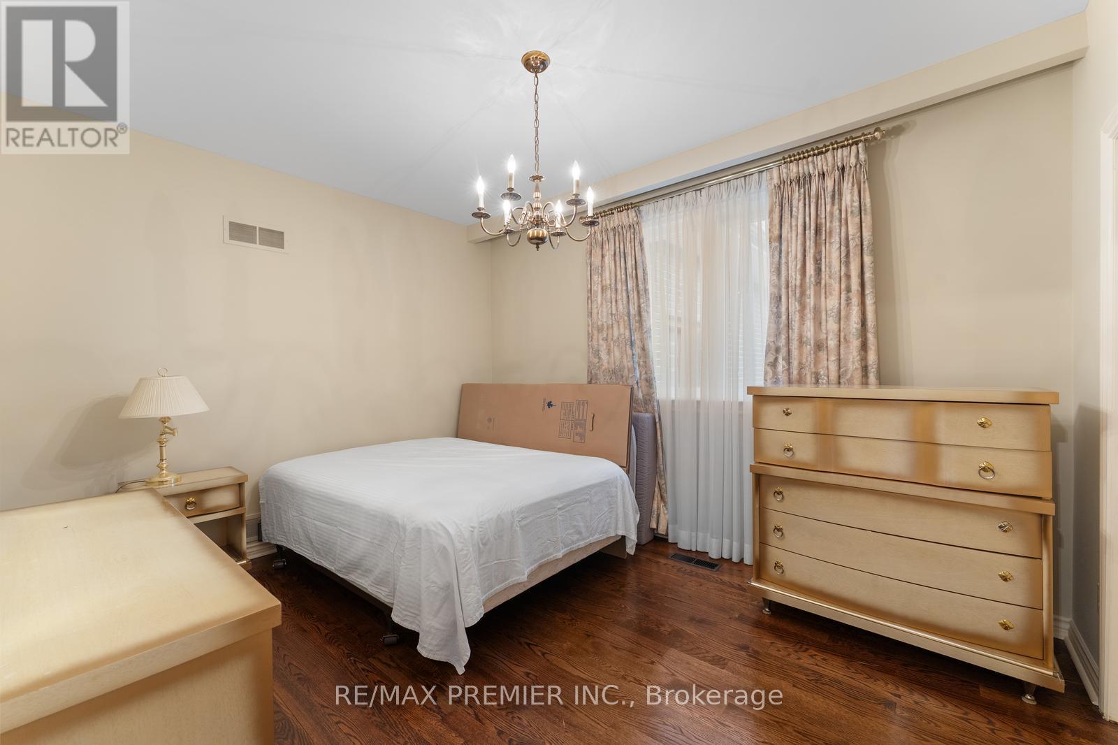 261 Sylvadene Parkway, Vaughan, Ontario  L4L 2M8 - Photo 27 - N12415077