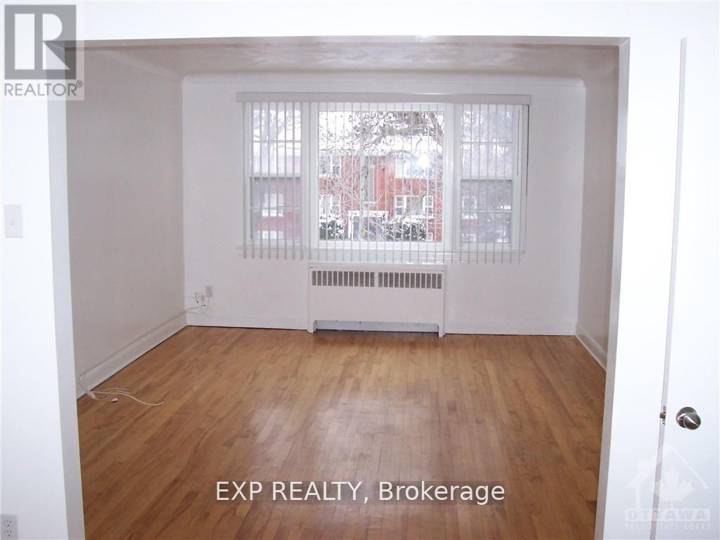 879 Kirkwood Avenue, Ottawa, Ontario  K1Z 5Y3 - Photo 2 - X12416275