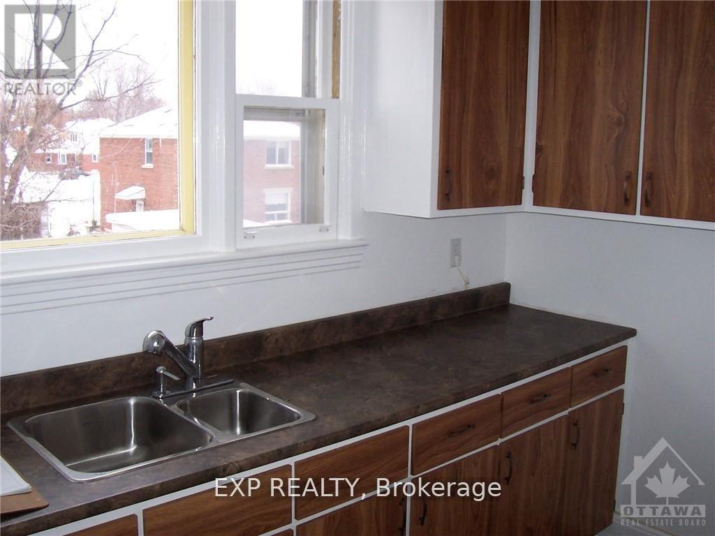 879 Kirkwood Avenue, Ottawa, Ontario  K1Z 5Y3 - Photo 3 - X12416275