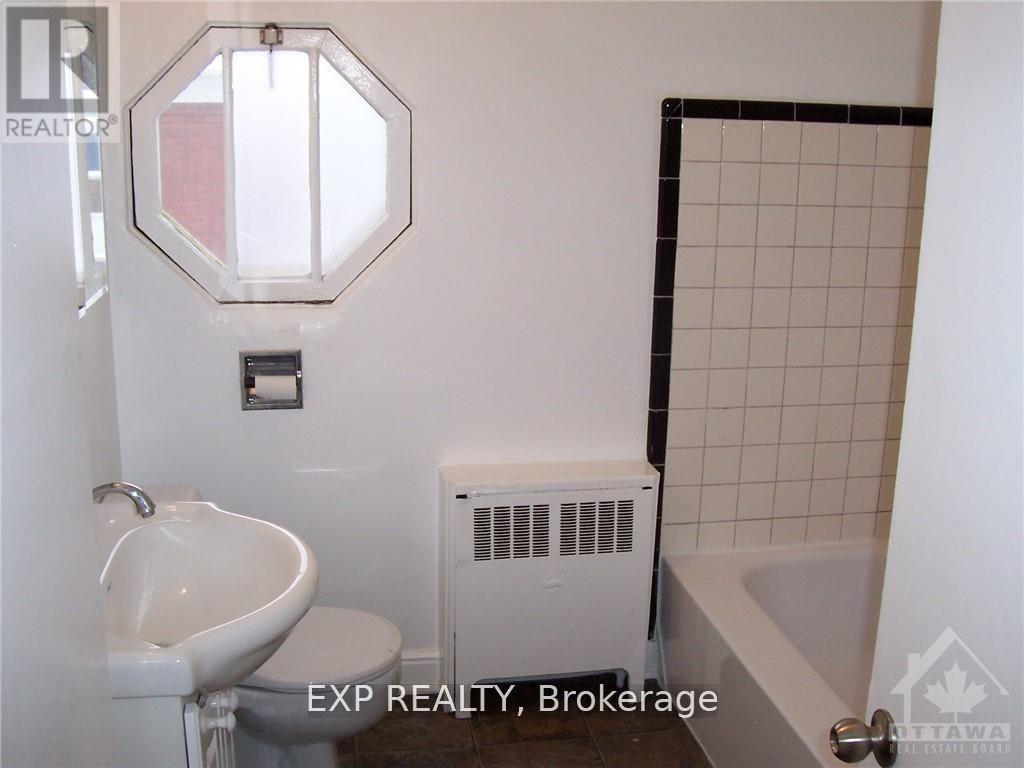 879 Kirkwood Avenue, Ottawa, Ontario  K1Z 5Y3 - Photo 4 - X12416275