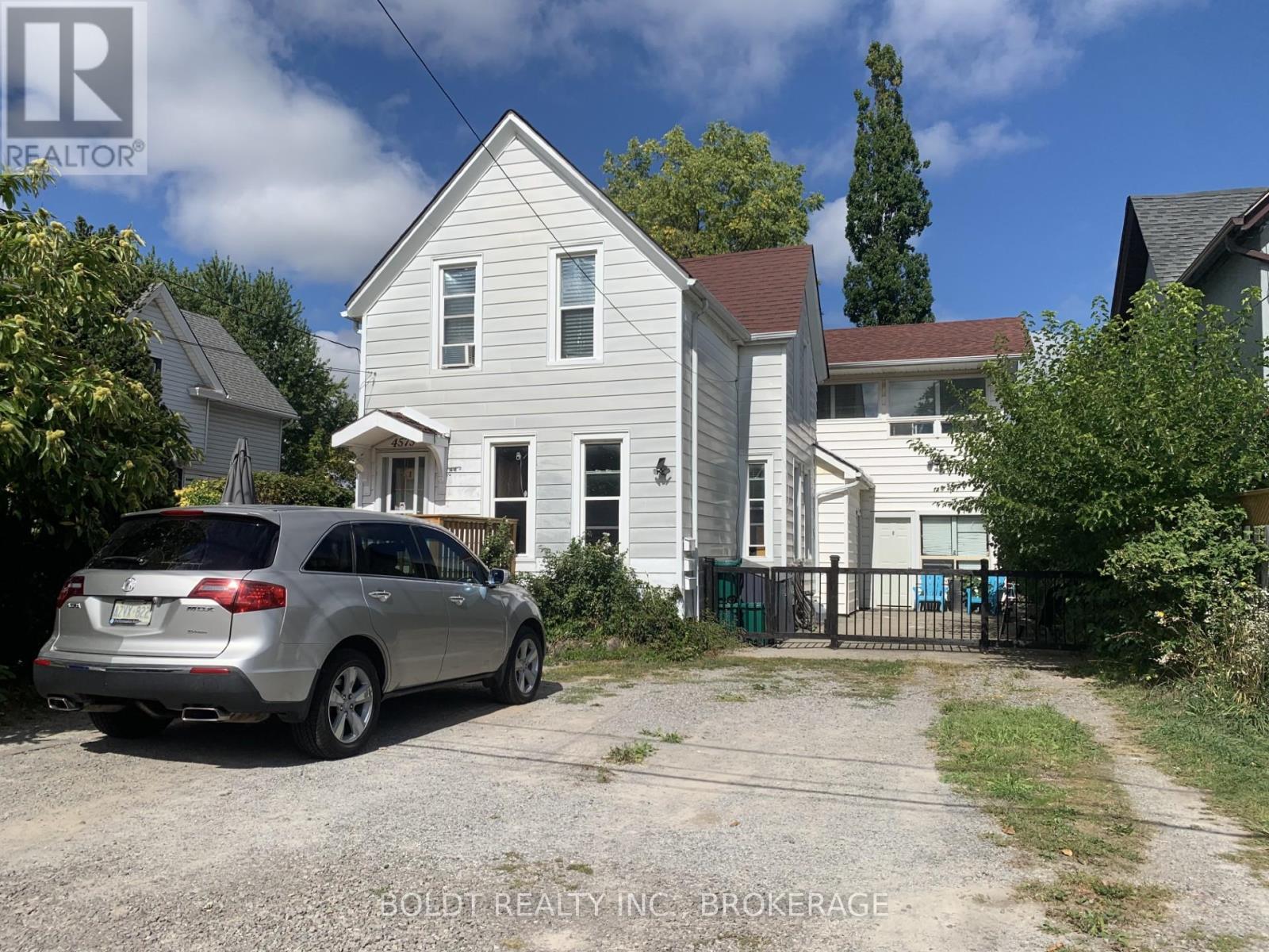 4573 Armoury Street, Niagara Falls, Ontario  L2E 1S5 - Photo 1 - X12416311