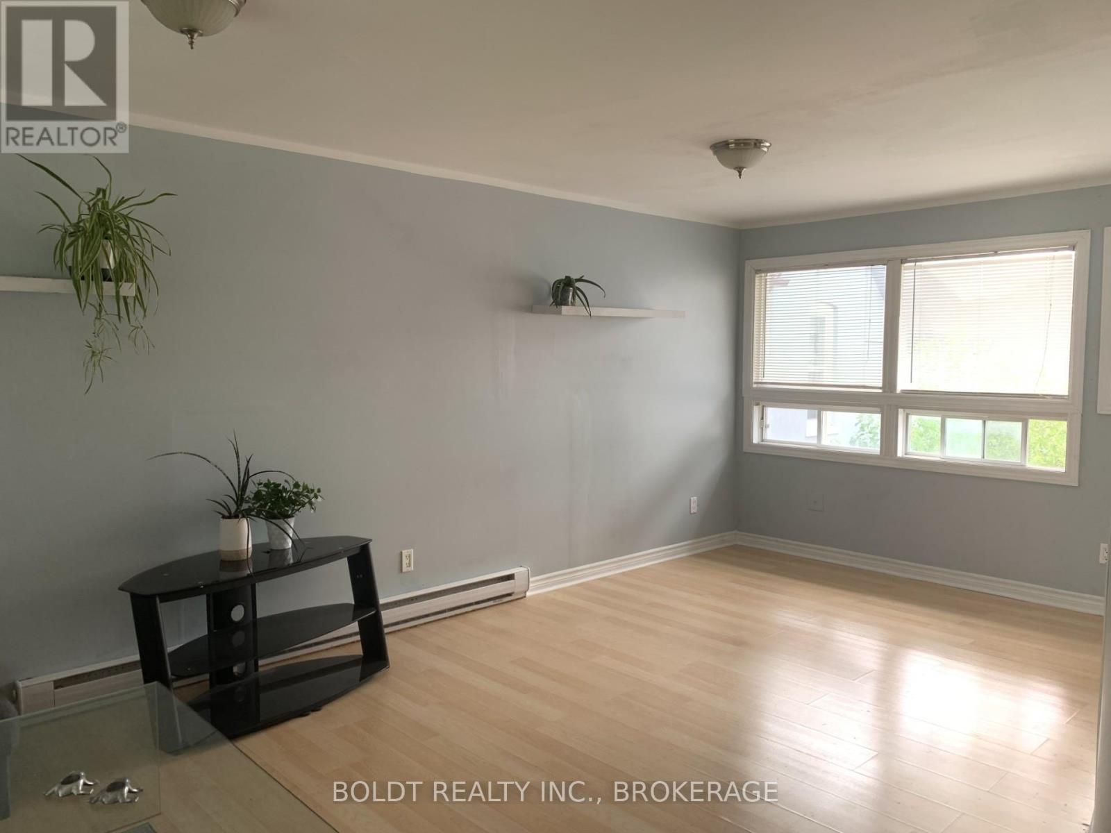 4573 Armoury Street, Niagara Falls, Ontario  L2E 1S5 - Photo 4 - X12416311