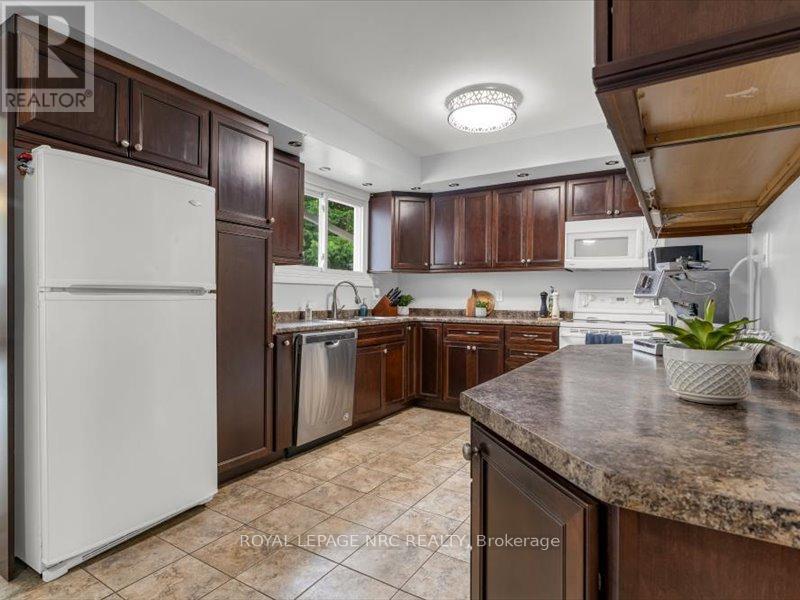 39 Meadowlark Street, Hamilton, Ontario  L9A 2K4 - Photo 6 - X12416149