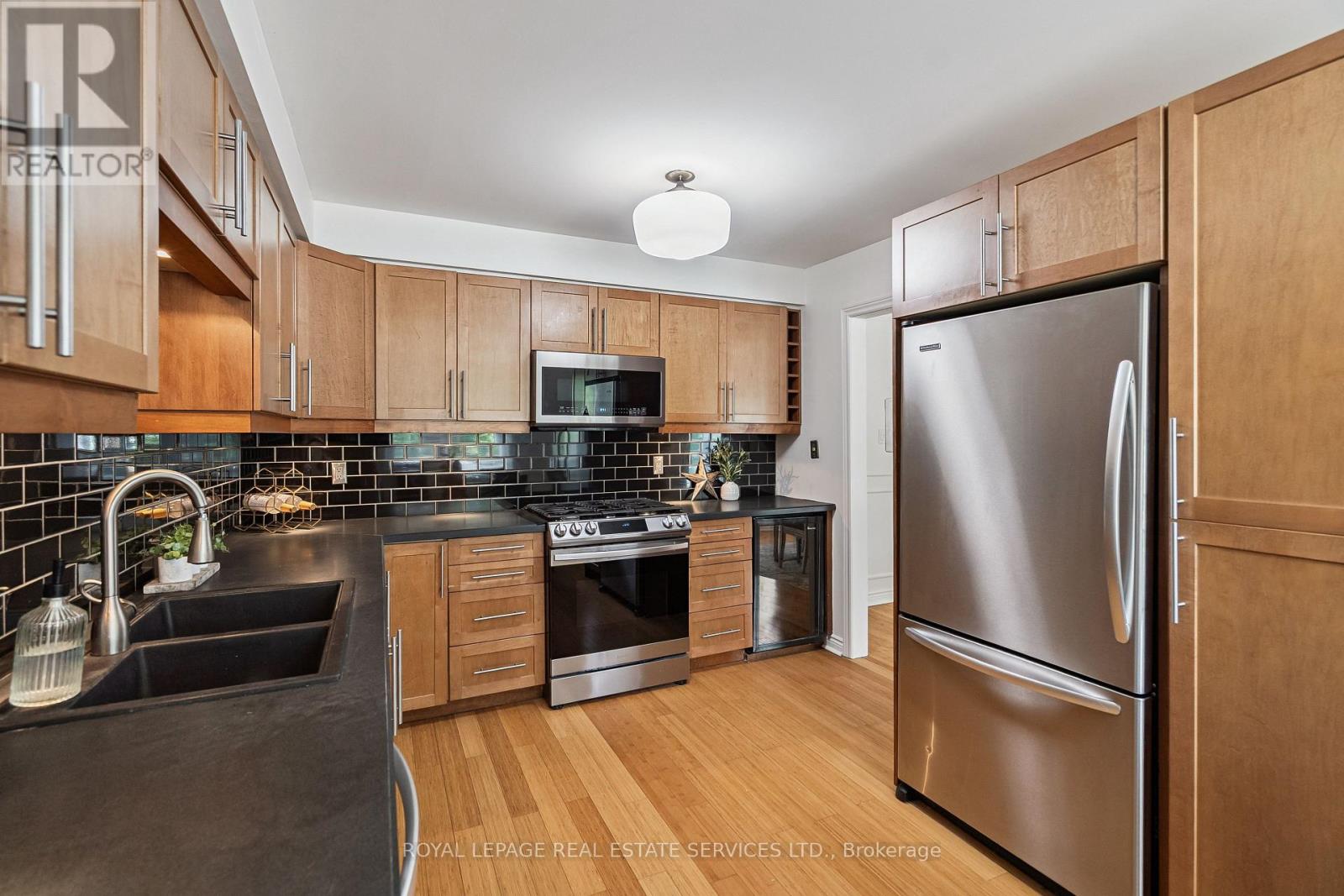 5 - 1100 Queens Avenue, Oakville, Ontario  L6H 2B5 - Photo 15 - W12416243