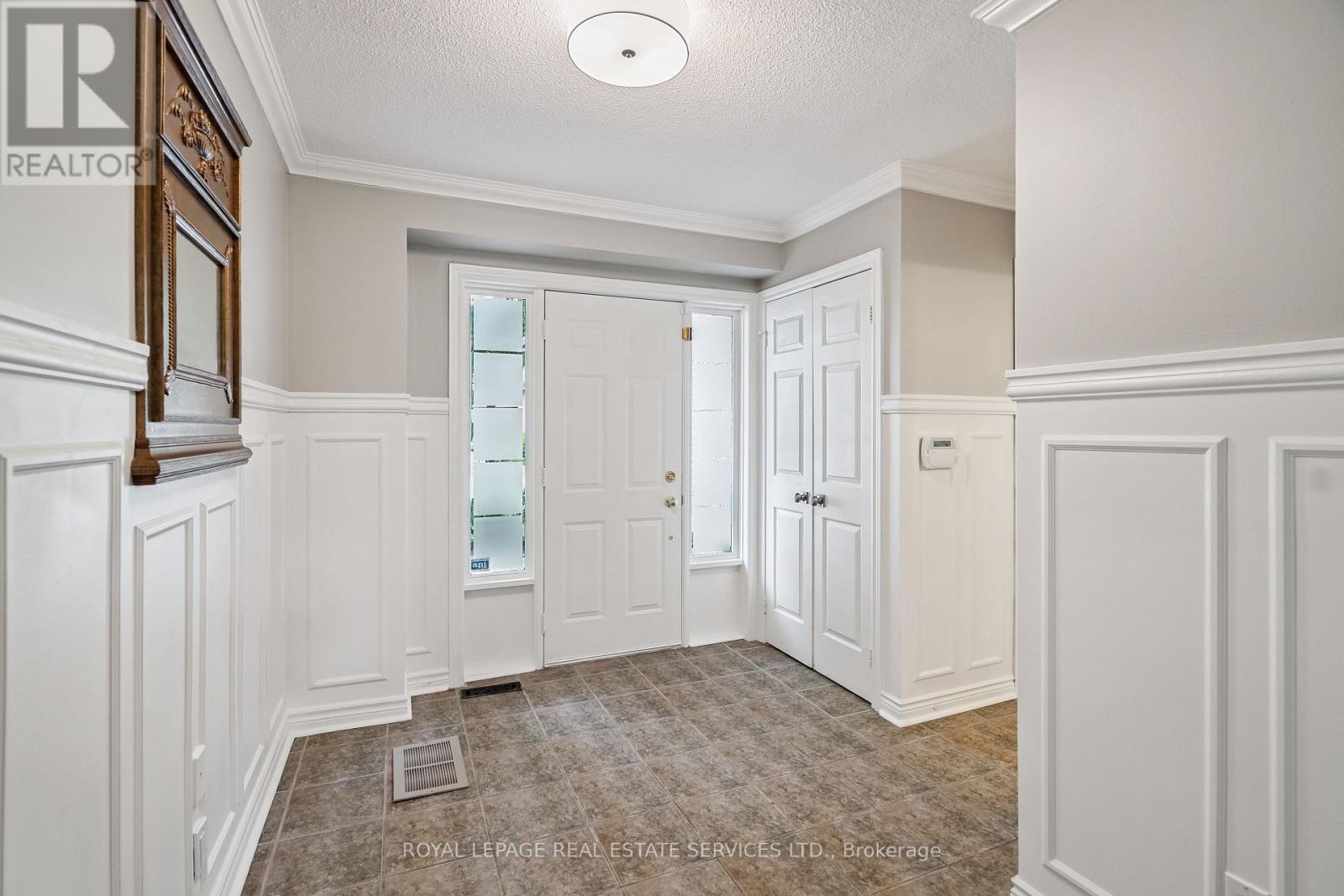 5 - 1100 Queens Avenue, Oakville, Ontario  L6H 2B5 - Photo 3 - W12416243