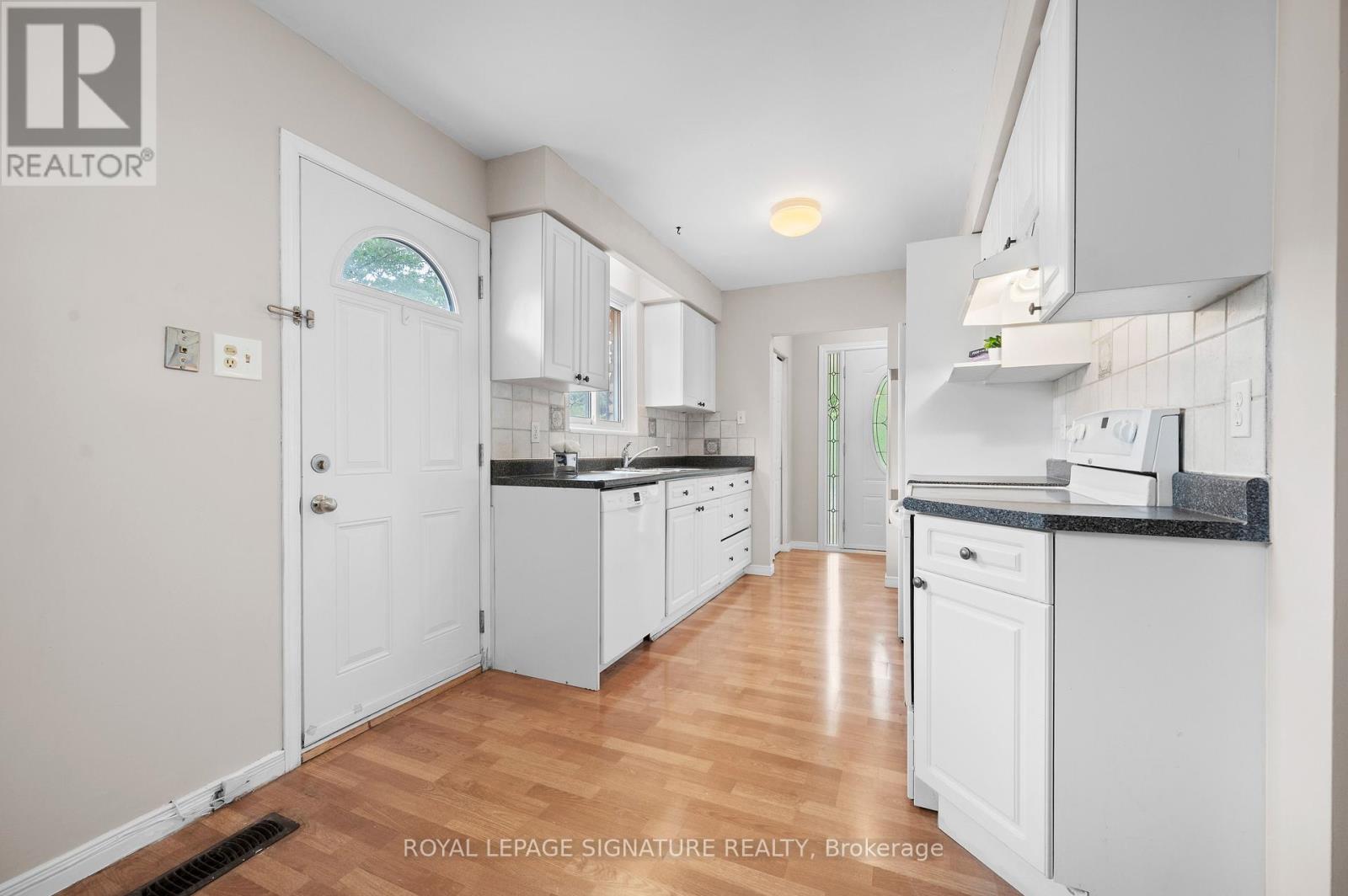 1908 Bonnymede Drive, Mississauga, Ontario  L5J 1E1 - Photo 12 - W12416251