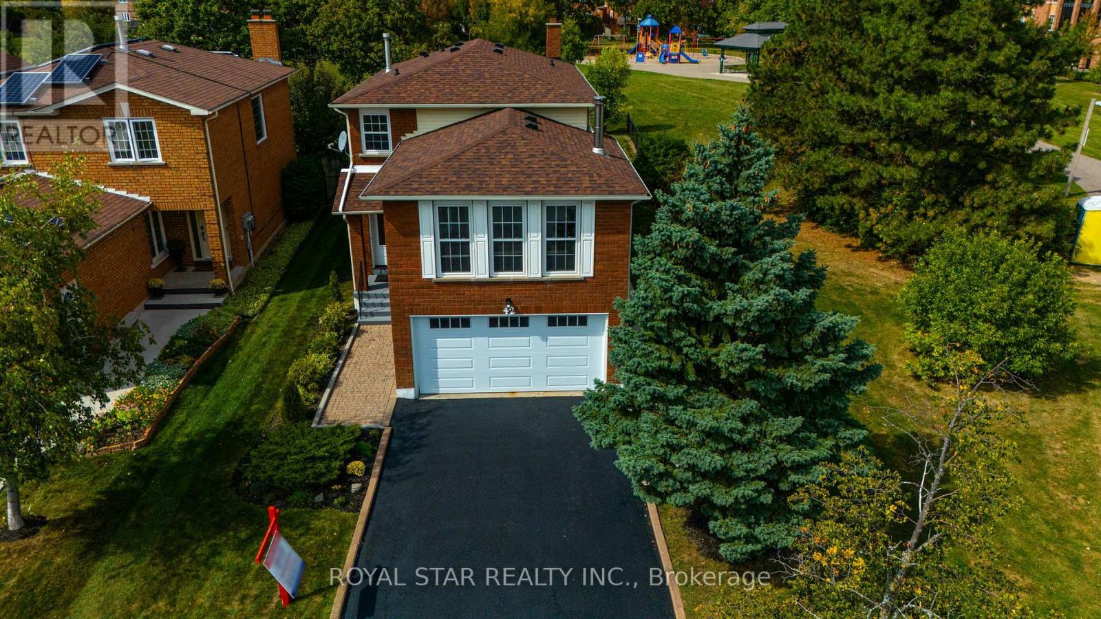 42 Kingknoll Drive, Brampton, Ontario  L6Y 3G6 - Photo 2 - W12416312