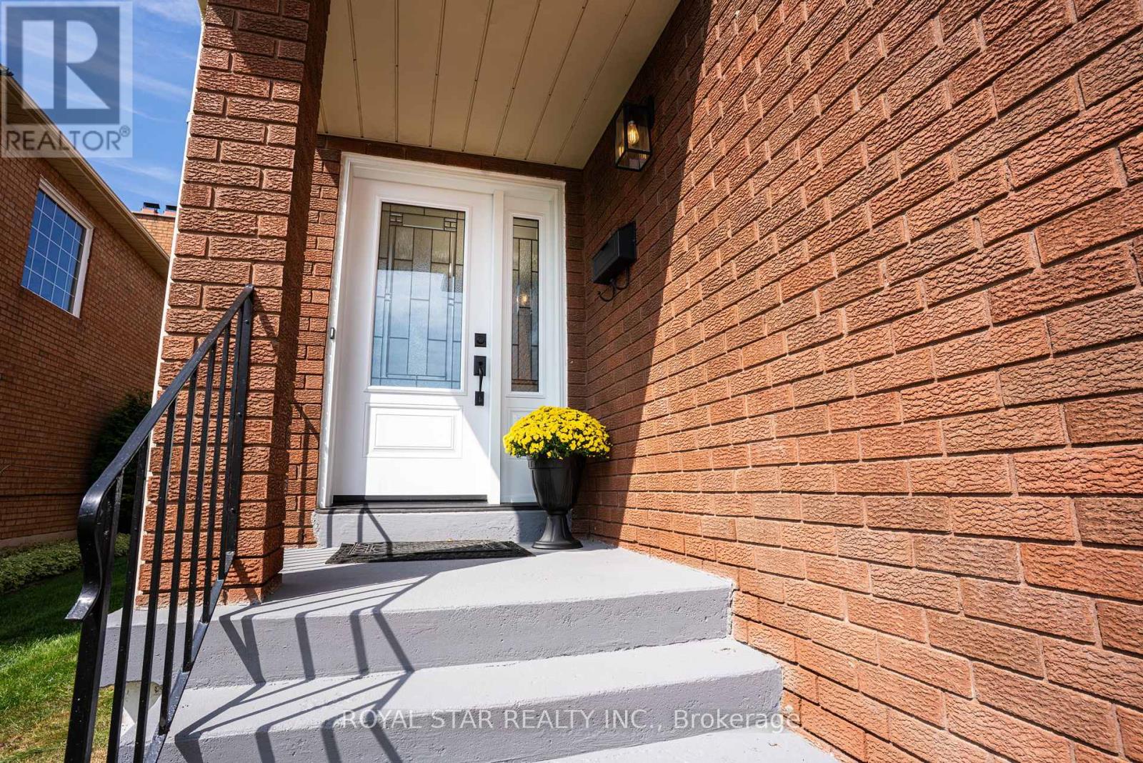 42 Kingknoll Drive, Brampton, Ontario  L6Y 3G6 - Photo 5 - W12416312