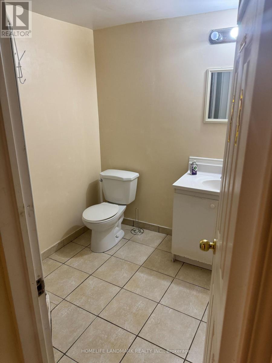 184 Folkstone Crescent, Brampton, Ontario  L6T 3N1 - Photo 3 - W12416321