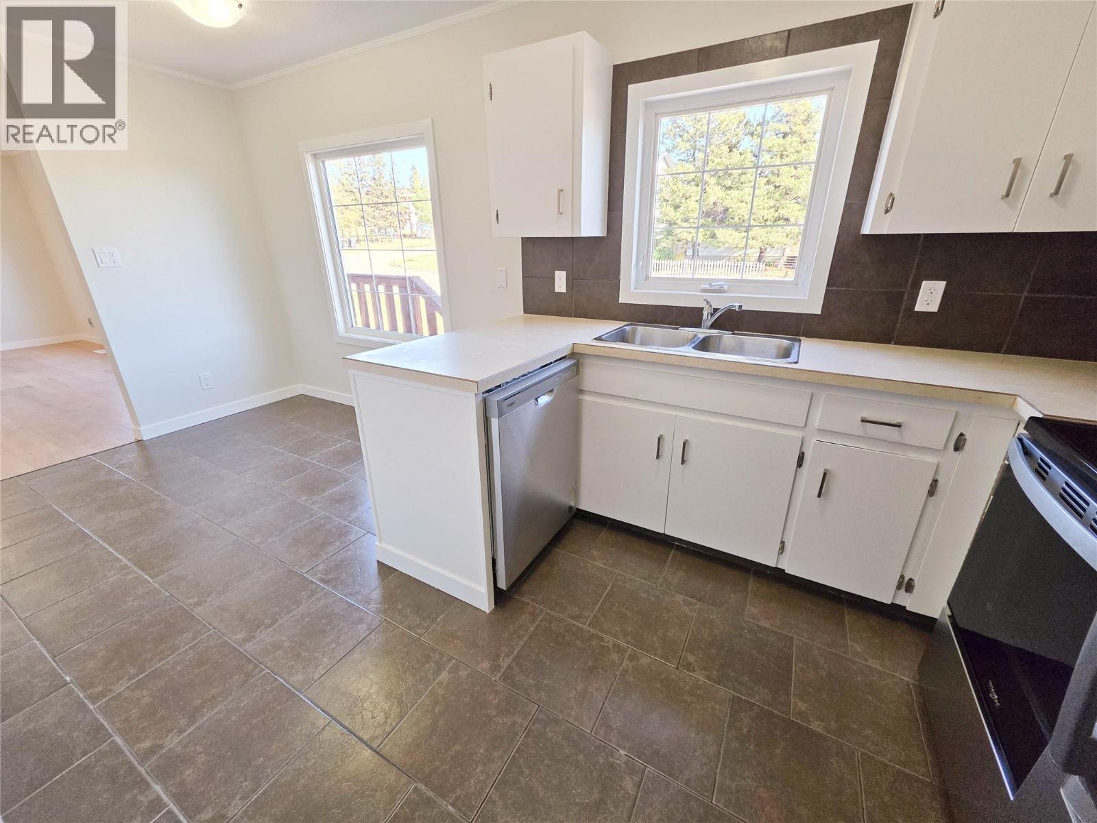 9705 10 Street, Dawson Creek, British Columbia  V1G 3S9 - Photo 3 - 10363630