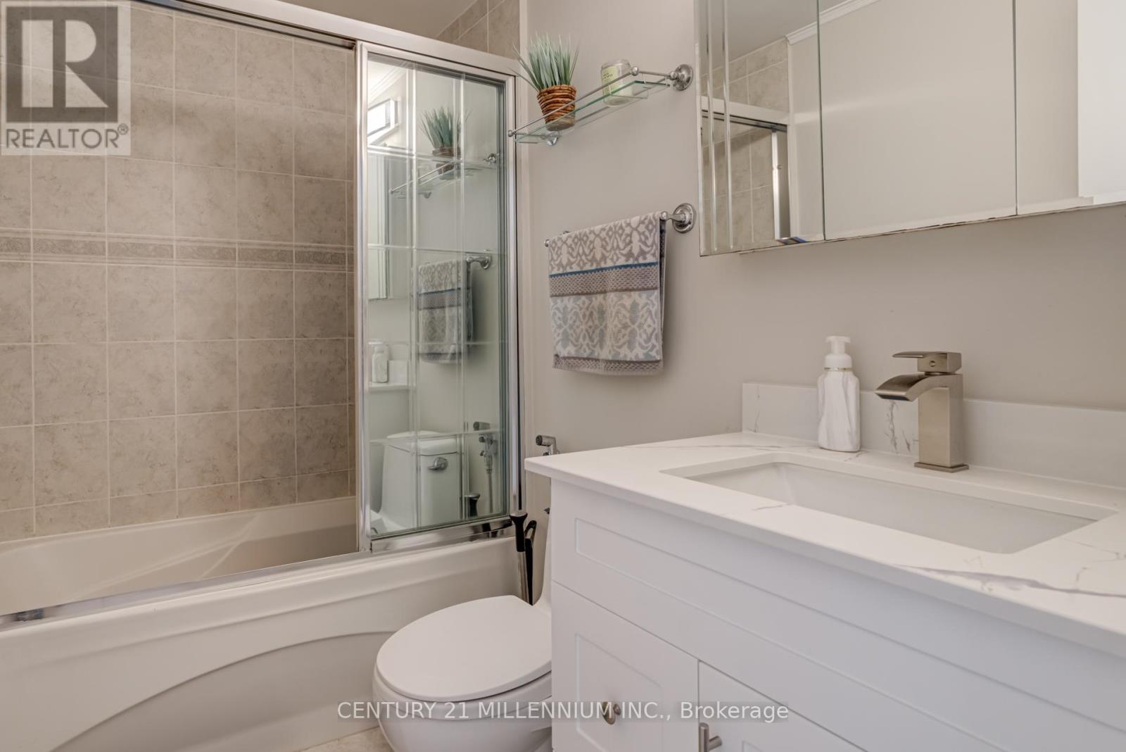 15 Hasting Square, Brampton, Ontario  L6S 2N8 - Photo 14 - W12416346