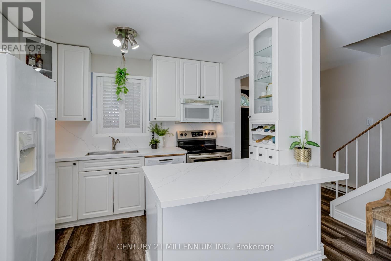15 Hasting Square, Brampton, Ontario  L6S 2N8 - Photo 2 - W12416346