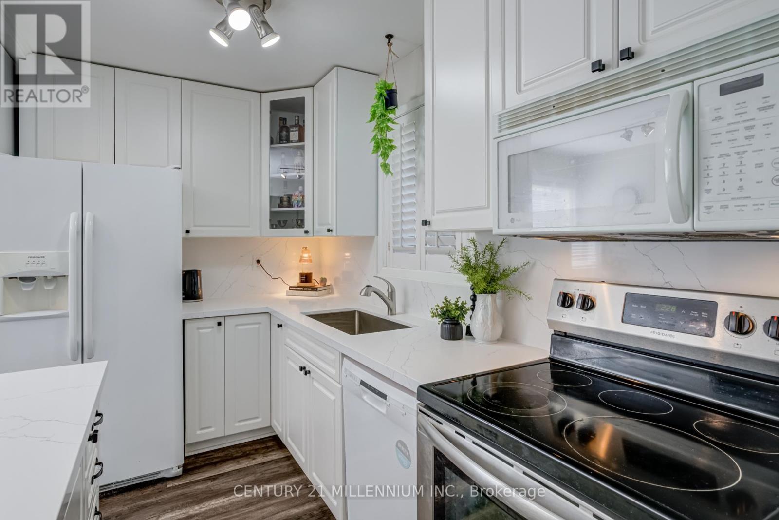 15 Hasting Square, Brampton, Ontario  L6S 2N8 - Photo 3 - W12416346