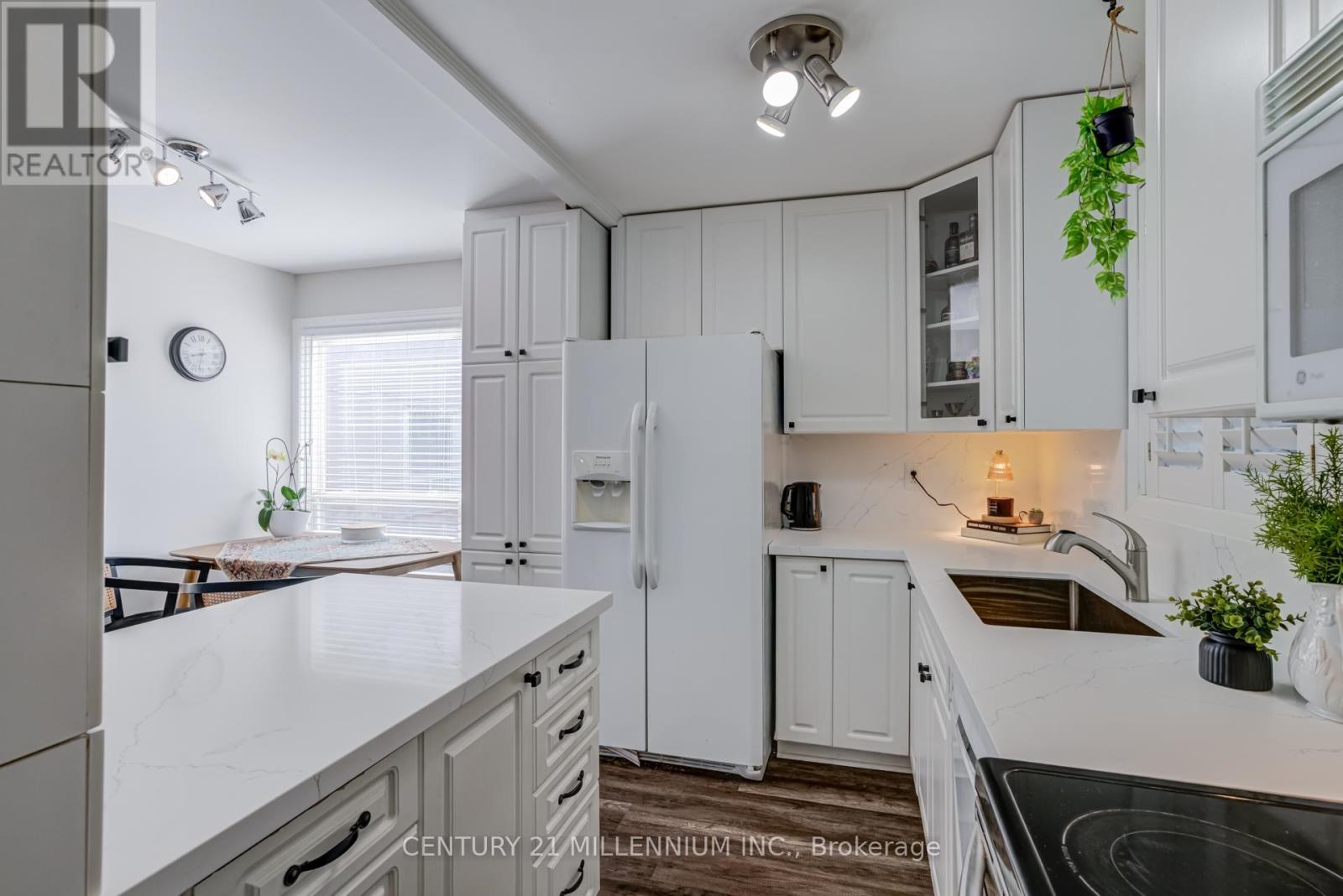 15 Hasting Square, Brampton, Ontario  L6S 2N8 - Photo 4 - W12416346