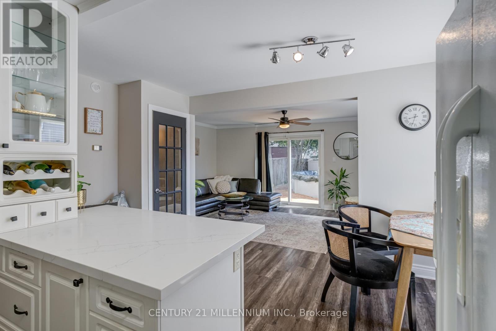 15 Hasting Square, Brampton, Ontario  L6S 2N8 - Photo 5 - W12416346