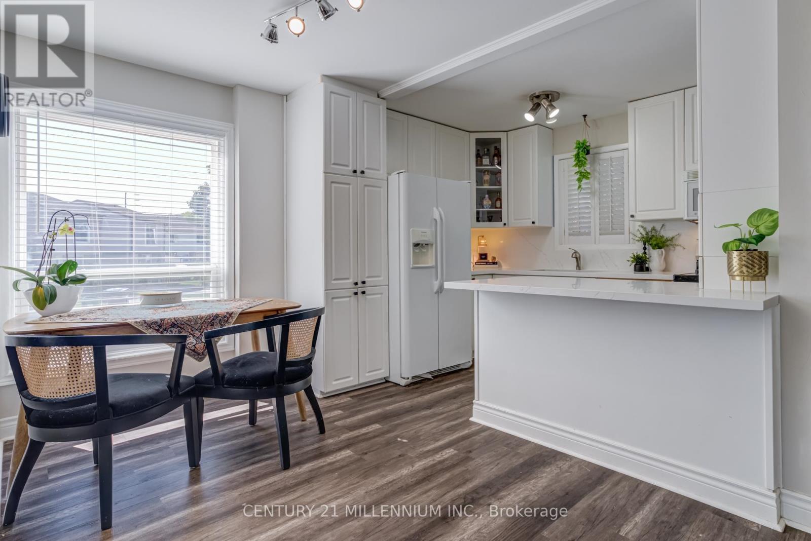15 Hasting Square, Brampton, Ontario  L6S 2N8 - Photo 6 - W12416346
