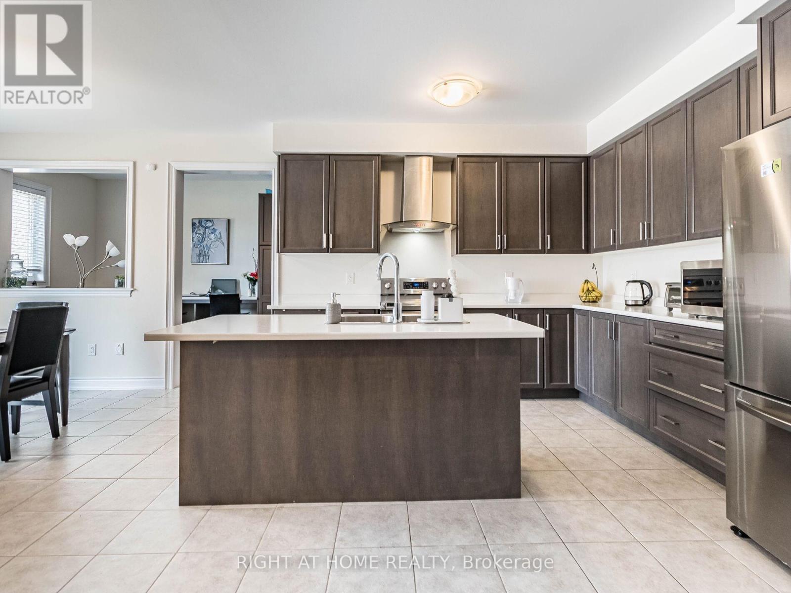 8779 Chickory Trail, Niagara Falls, Ontario  L2H 3S4 - Photo 11 - X12416370