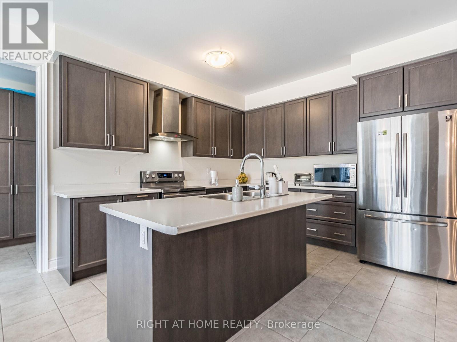 8779 Chickory Trail, Niagara Falls, Ontario  L2H 3S4 - Photo 12 - X12416370