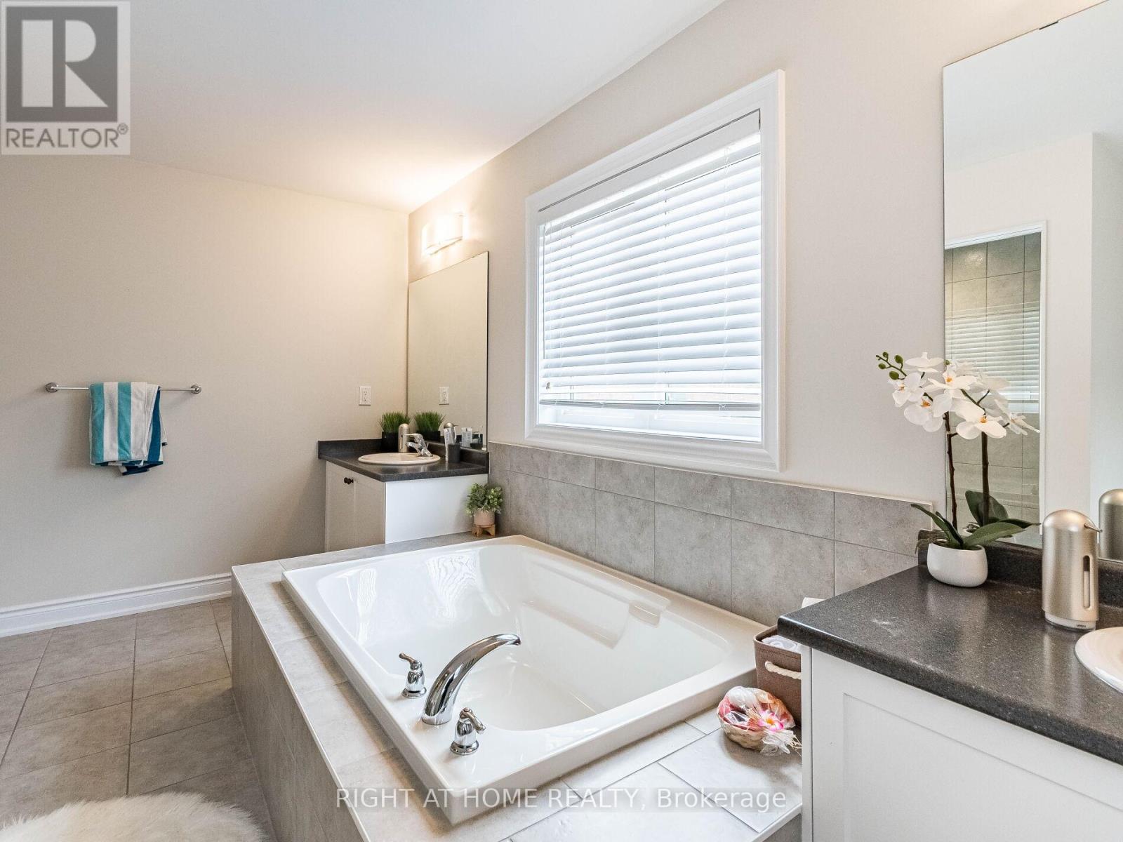 8779 Chickory Trail, Niagara Falls, Ontario  L2H 3S4 - Photo 28 - X12416370