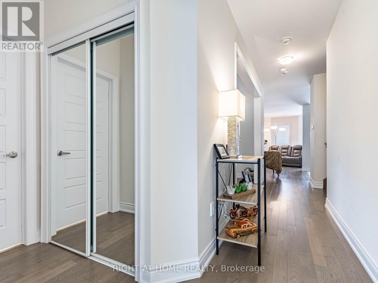 8779 Chickory Trail, Niagara Falls, Ontario  L2H 3S4 - Photo 4 - X12416370