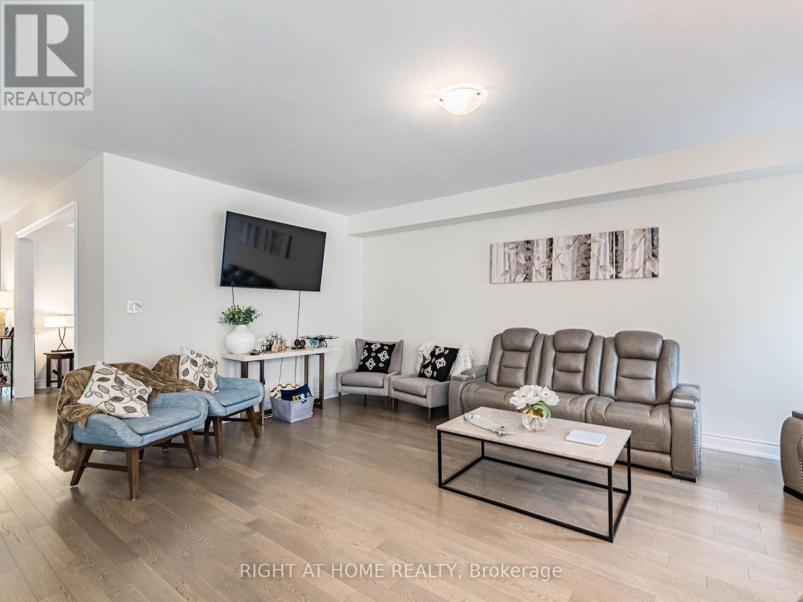 8779 Chickory Trail, Niagara Falls, Ontario  L2H 3S4 - Photo 8 - X12416370