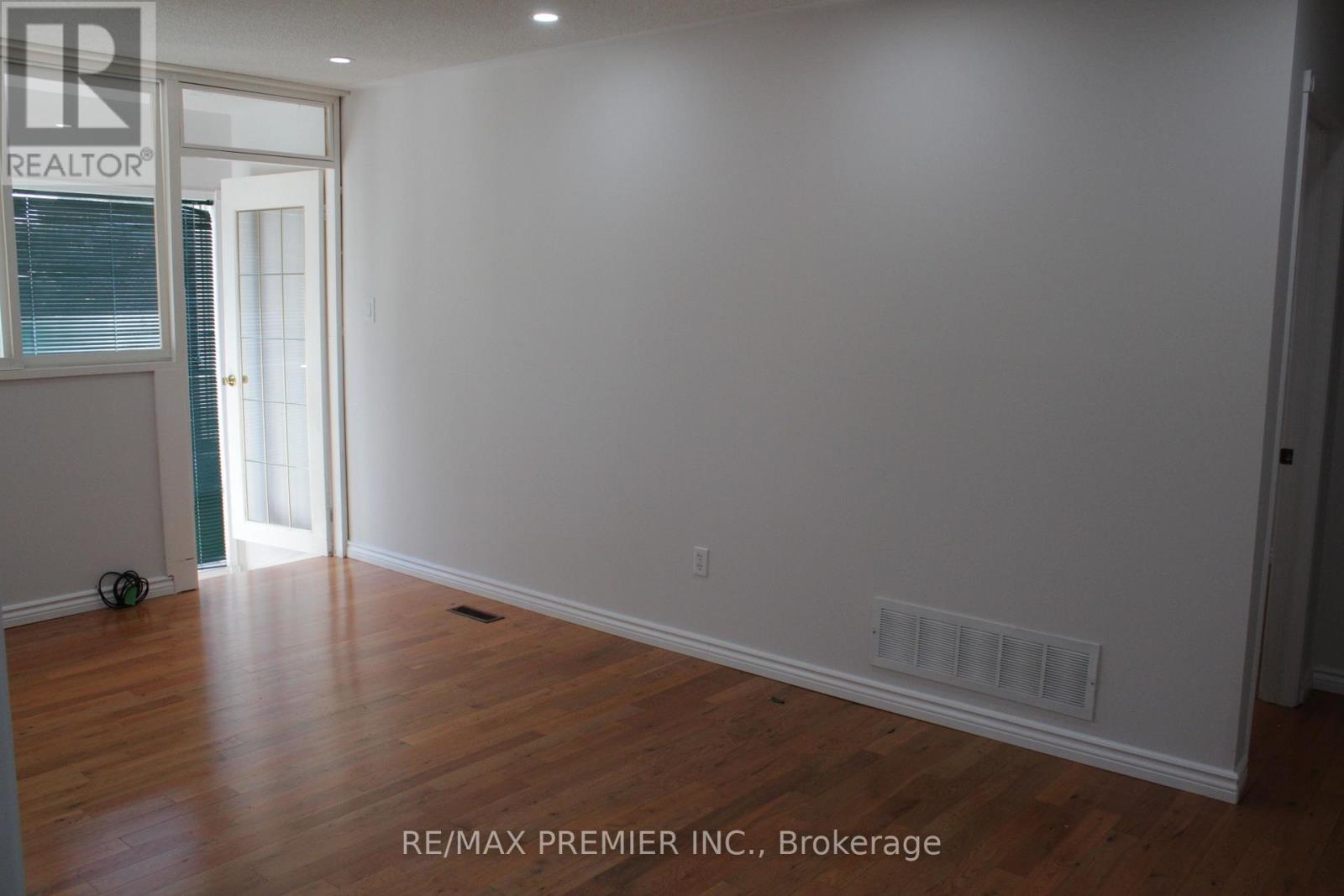 164 Royal Valley Drive, Caledon, Ontario  L7C 1B7 - Photo 8 - W12413414