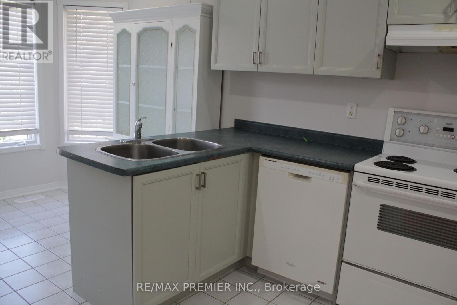 164 Royal Valley Drive, Caledon, Ontario  L7C 1B7 - Photo 13 - W12413414