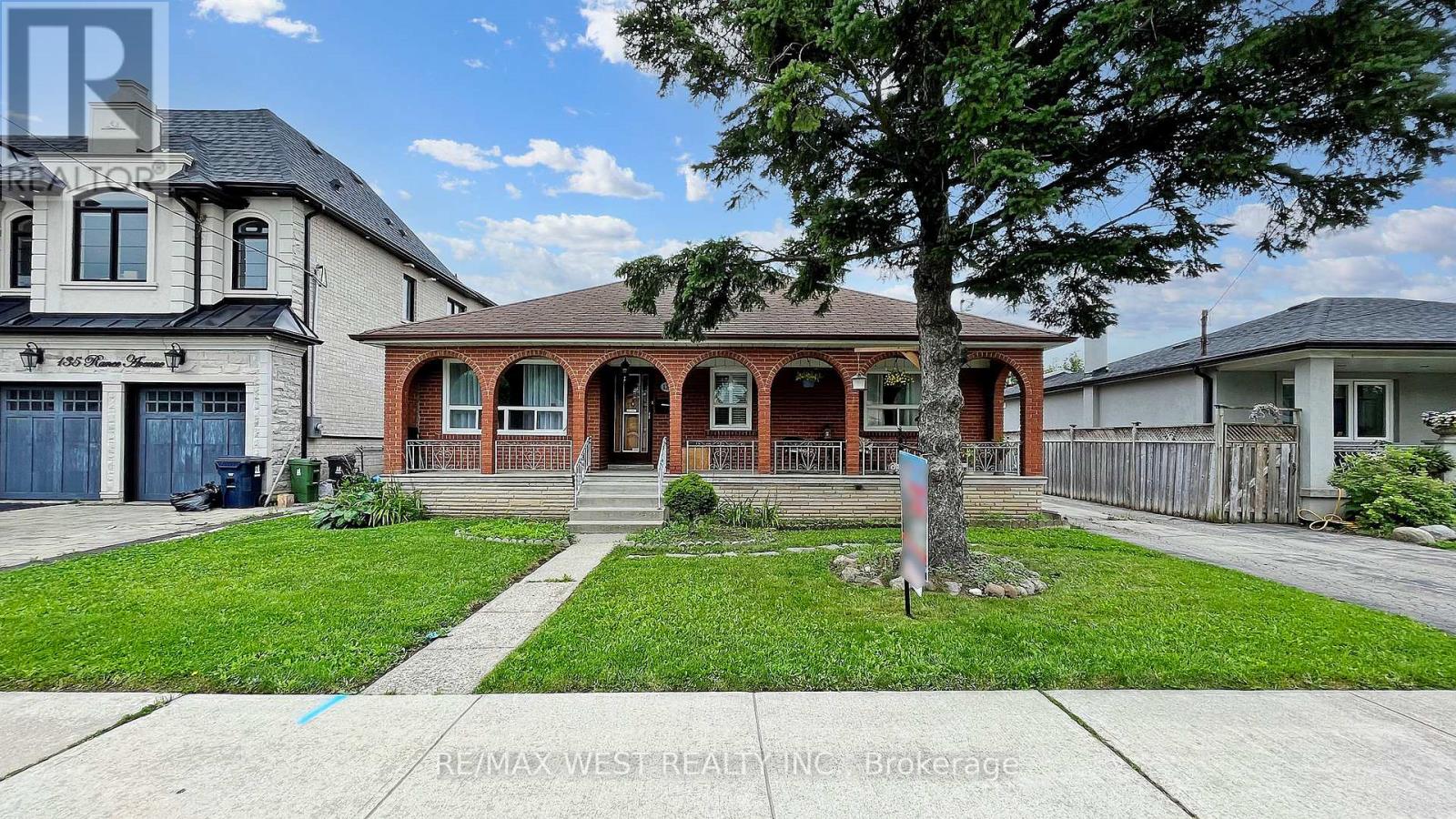 139 RANEE AVENUE, Toronto, Ontario