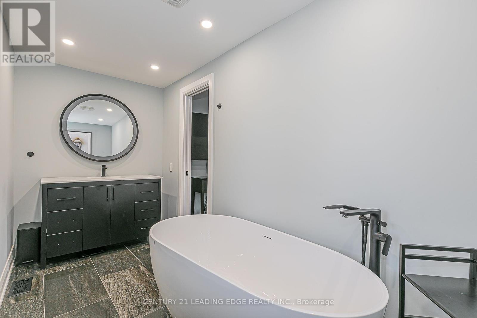 31 Twelve Oaks Drive, Aurora, Ontario  L4G 6J5 - Photo 24 - N12416452