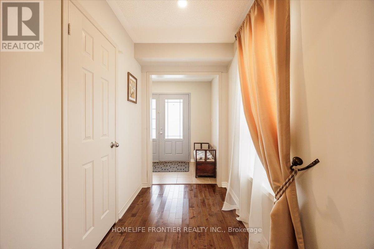 371 Langford Boulevard, Bradford West Gwillimbury, Ontario  L3Z 0P7 - Photo 5 - N12416457