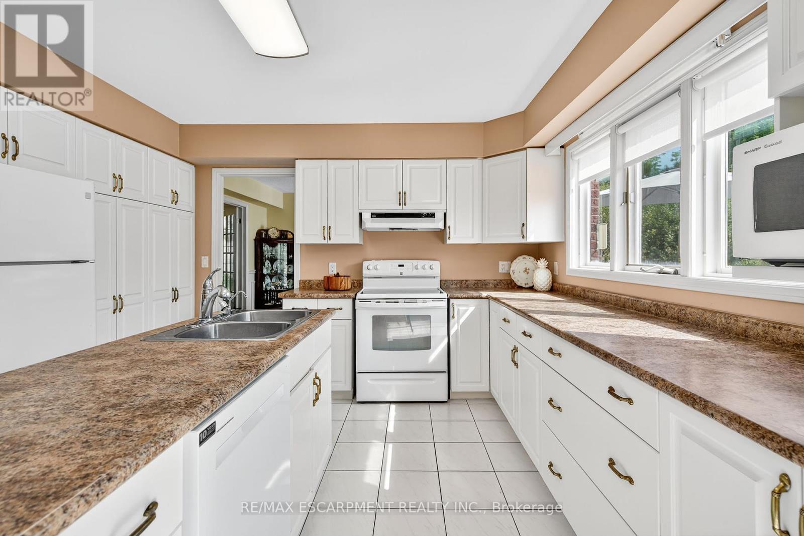 22 Weneil Drive, Hamilton, Ontario  L8B 0Z6 - Photo 16 - X12416384