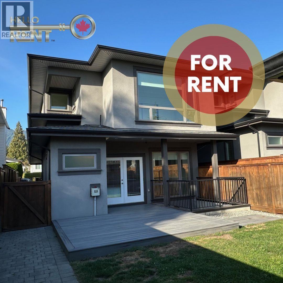 233 W 18th Street, North Vancouver, British Columbia  V7M 1W7 - Photo 1 - R3050219