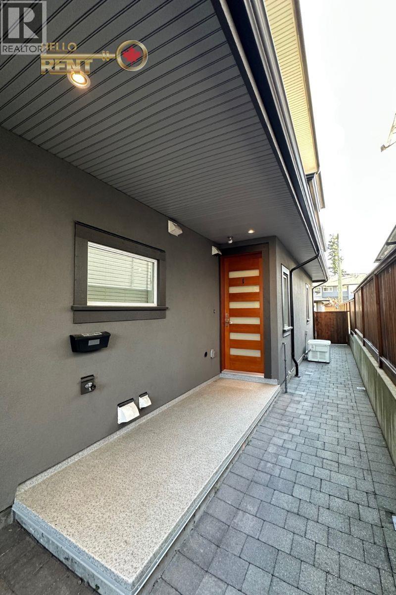 233 W 18th Street, North Vancouver, British Columbia  V7M 1W7 - Photo 2 - R3050219