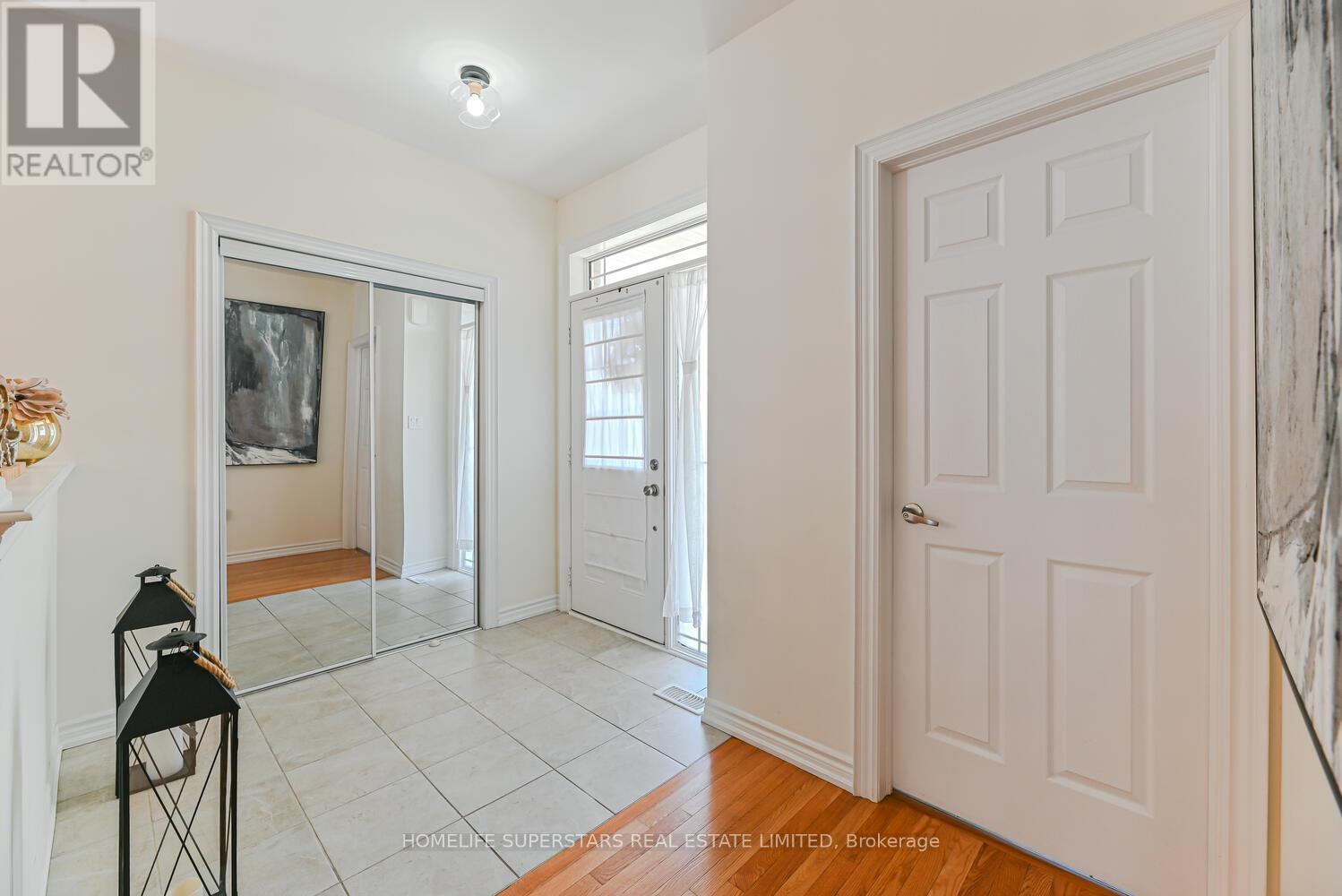9 Academy Avenue, Wasaga Beach, Ontario  L9Z 1J4 - Photo 8 - S12416483