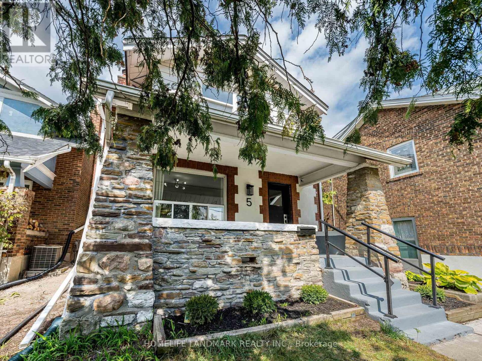 5 Beachview Crescent, Toronto (East End-Danforth), Ontario  M4E 2L4 - Photo 2 - E12408269