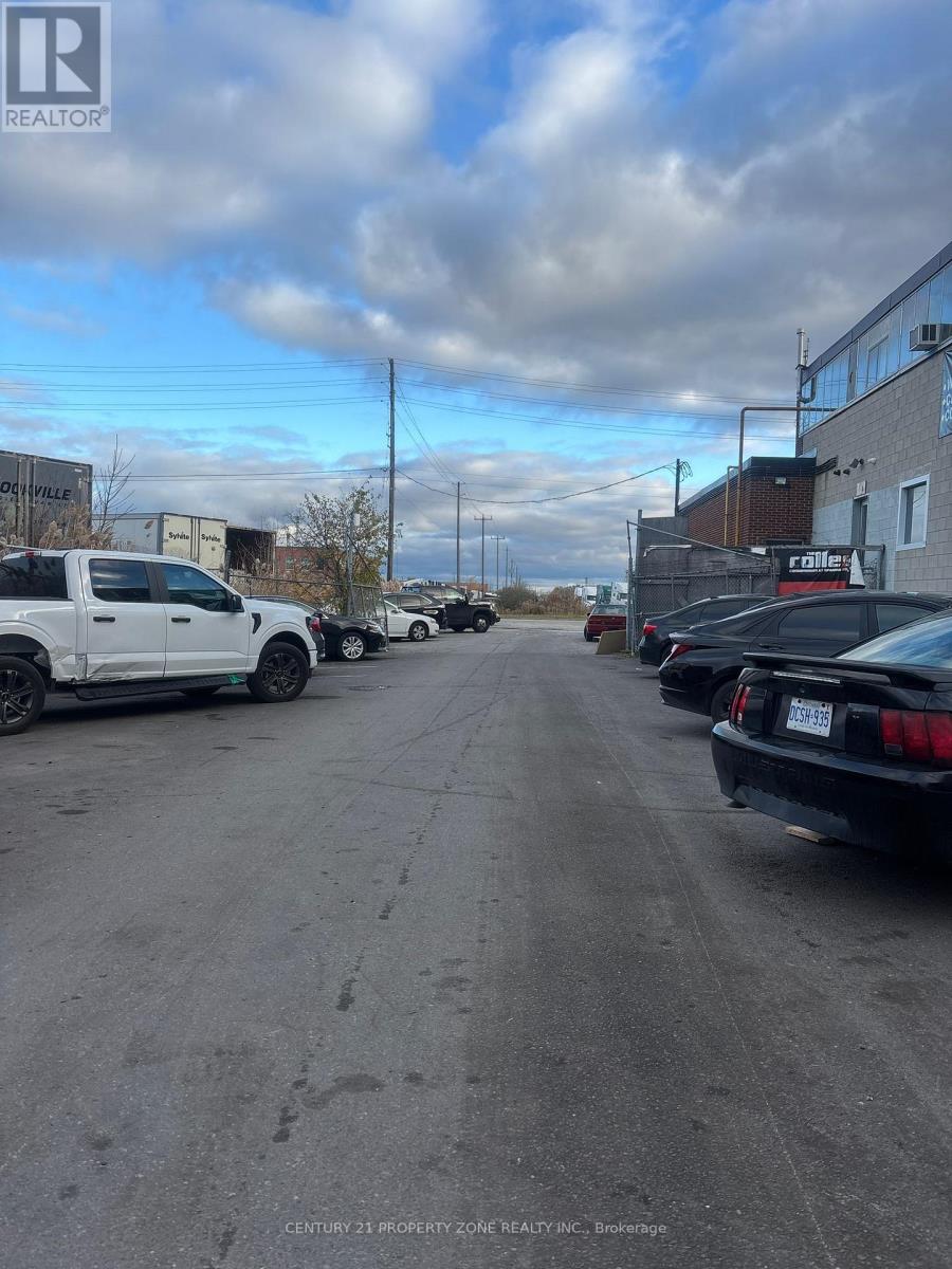 B - 42 Stafford Drive, Brampton, Ontario  L6W 1L4 - Photo 3 - W12416488