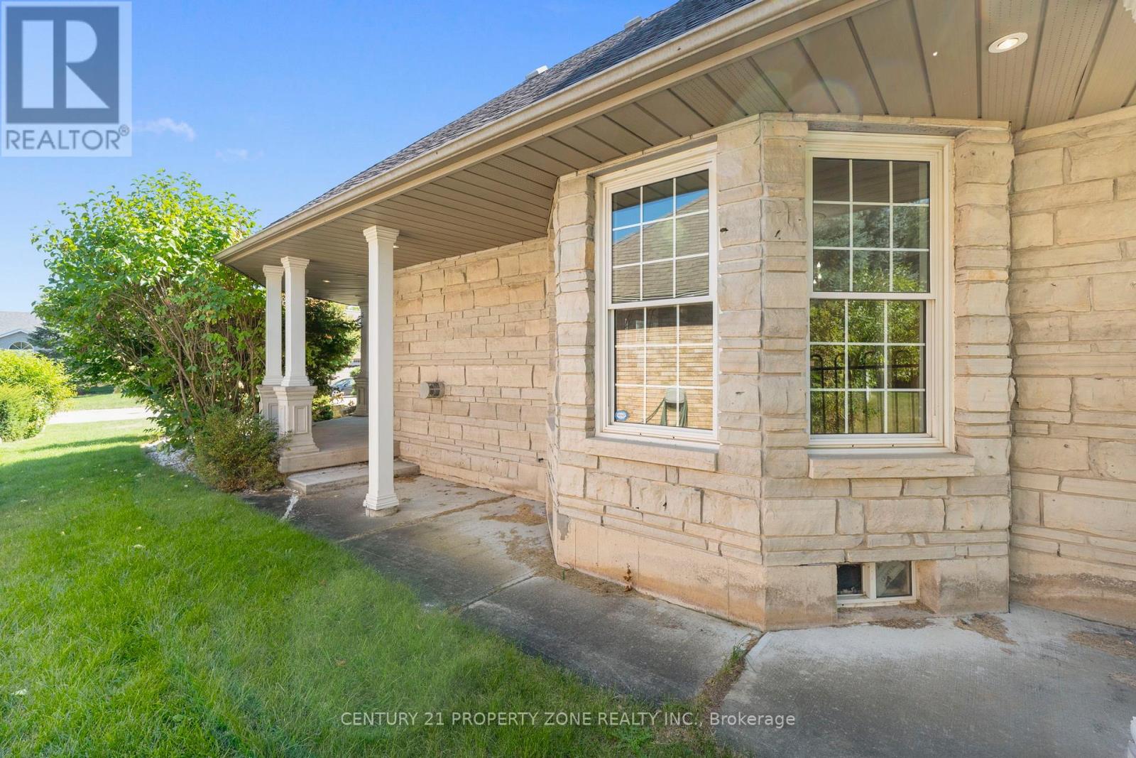 15 Royal York Court, Brant, Ontario  N0E 1N0 - Photo 41 - X12416474