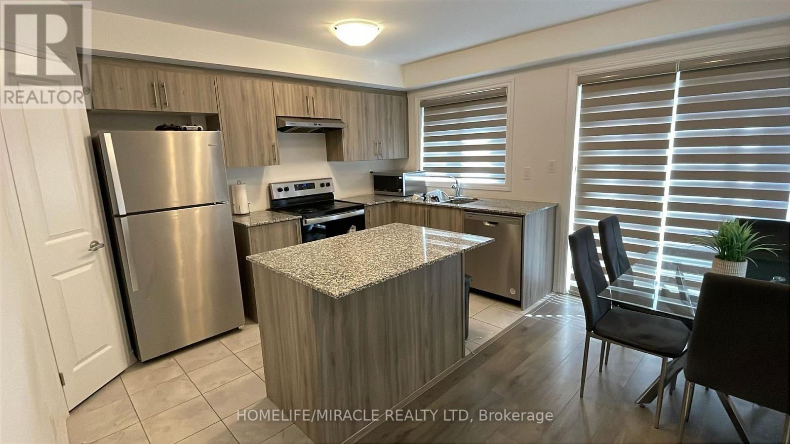 16 Wagon Lane, Barrie, Ontario  L9J 0V1 - Photo 2 - S12416515