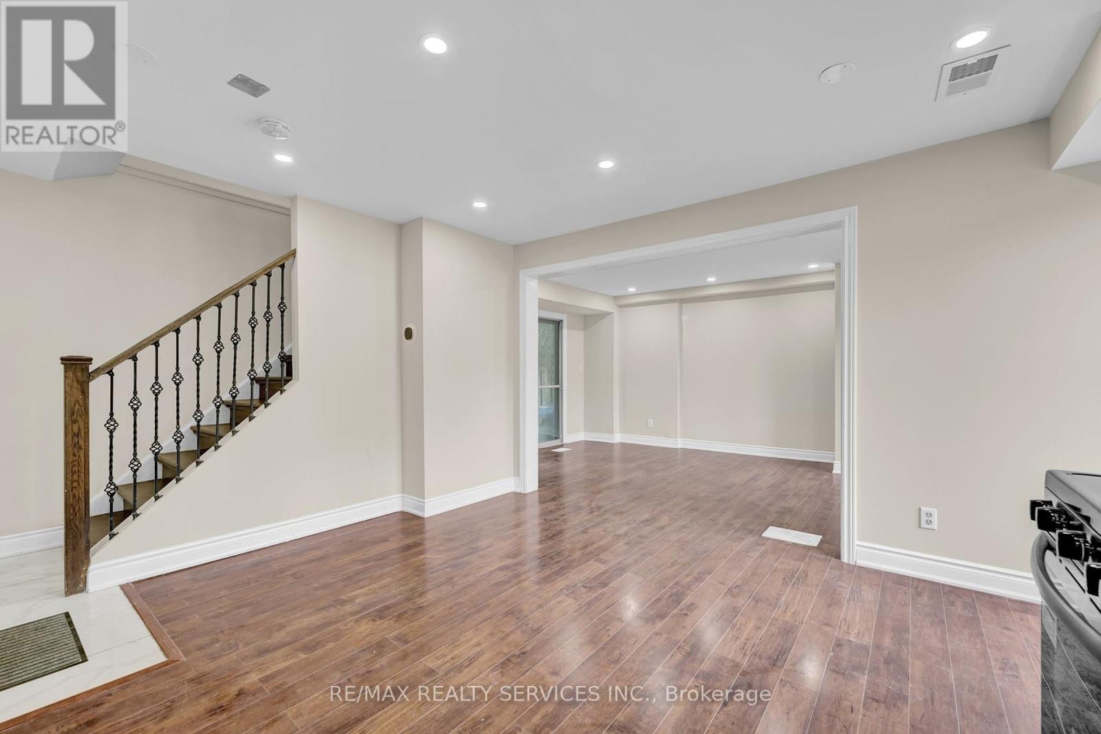 29 Hector Court, Brampton, Ontario  L6S 1P1 - Photo 3 - W12416505