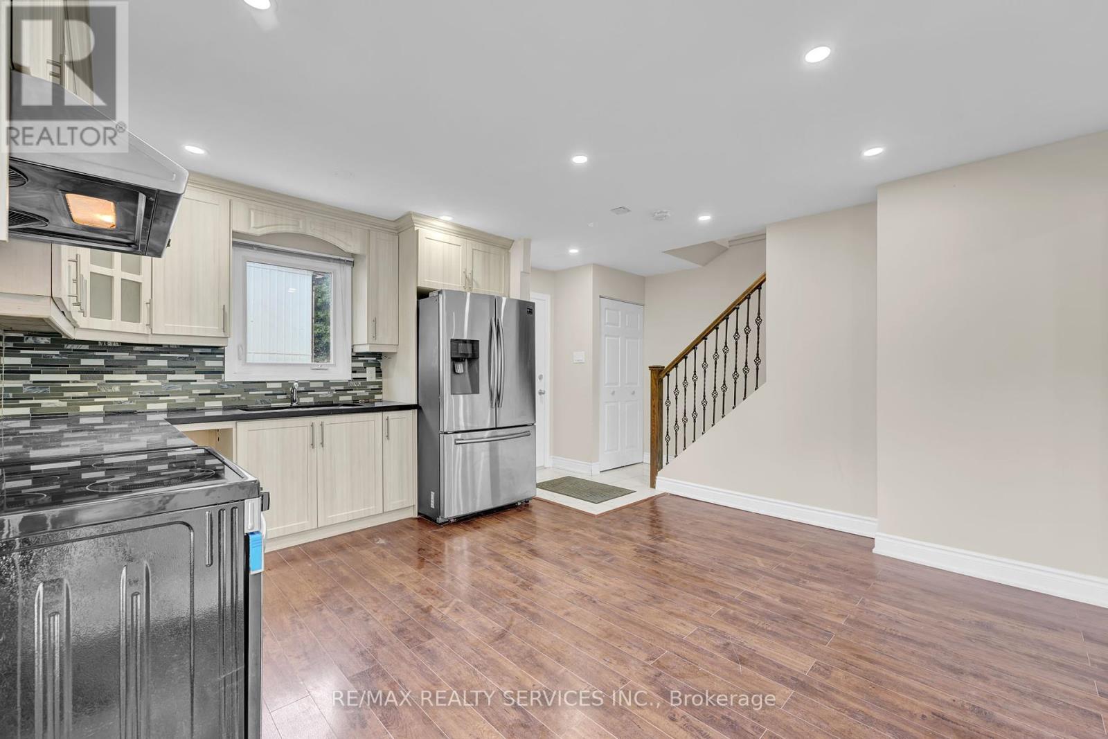 29 Hector Court, Brampton, Ontario  L6S 1P1 - Photo 4 - W12416505