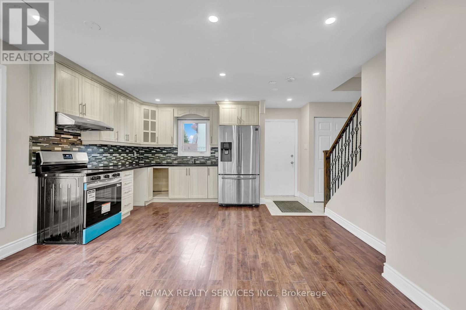 29 Hector Court, Brampton, Ontario  L6S 1P1 - Photo 5 - W12416505