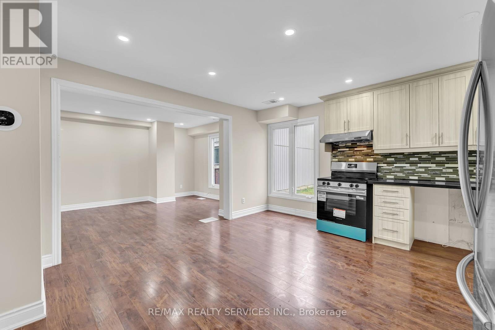 29 Hector Court, Brampton, Ontario  L6S 1P1 - Photo 6 - W12416505
