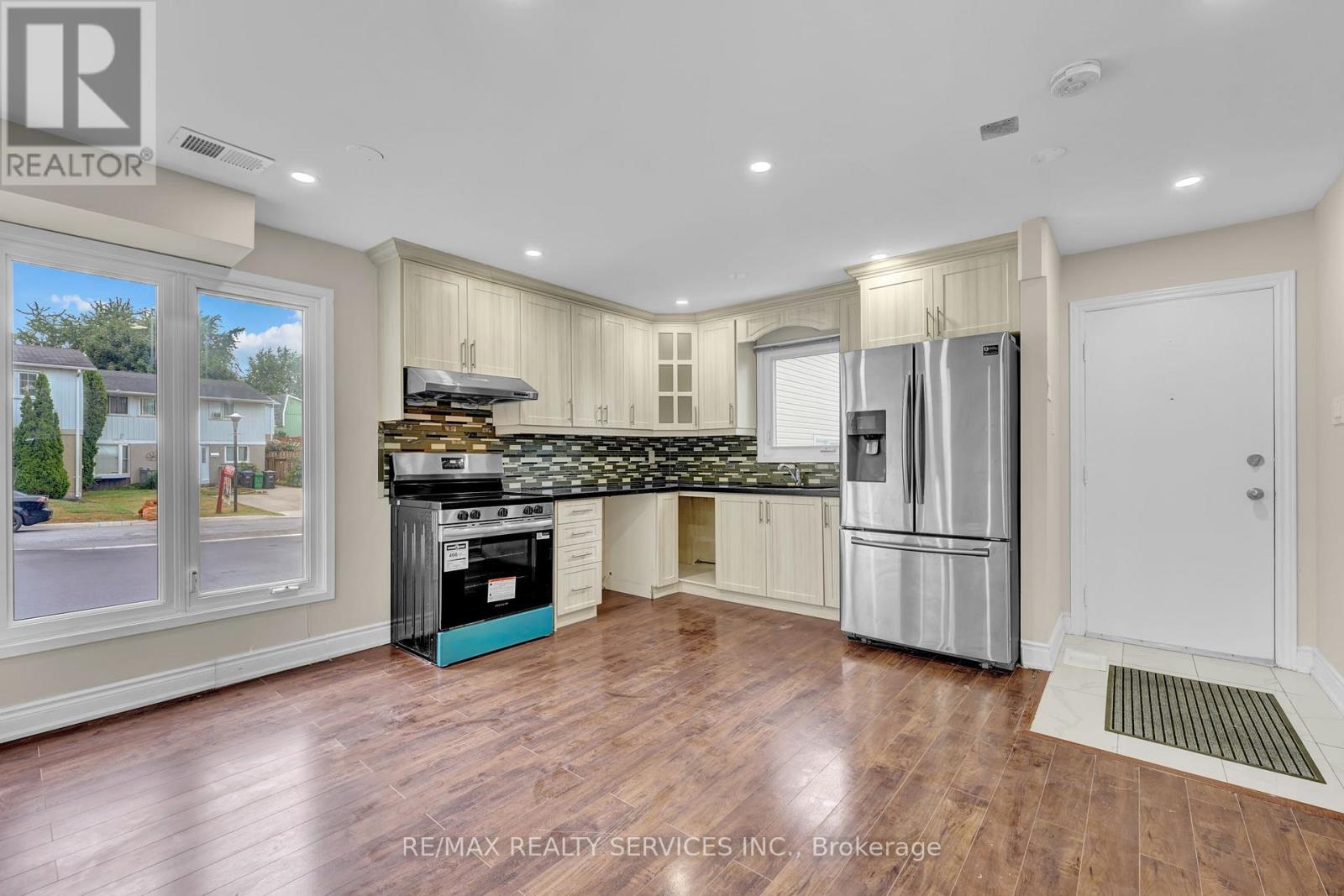 29 Hector Court, Brampton, Ontario  L6S 1P1 - Photo 7 - W12416505