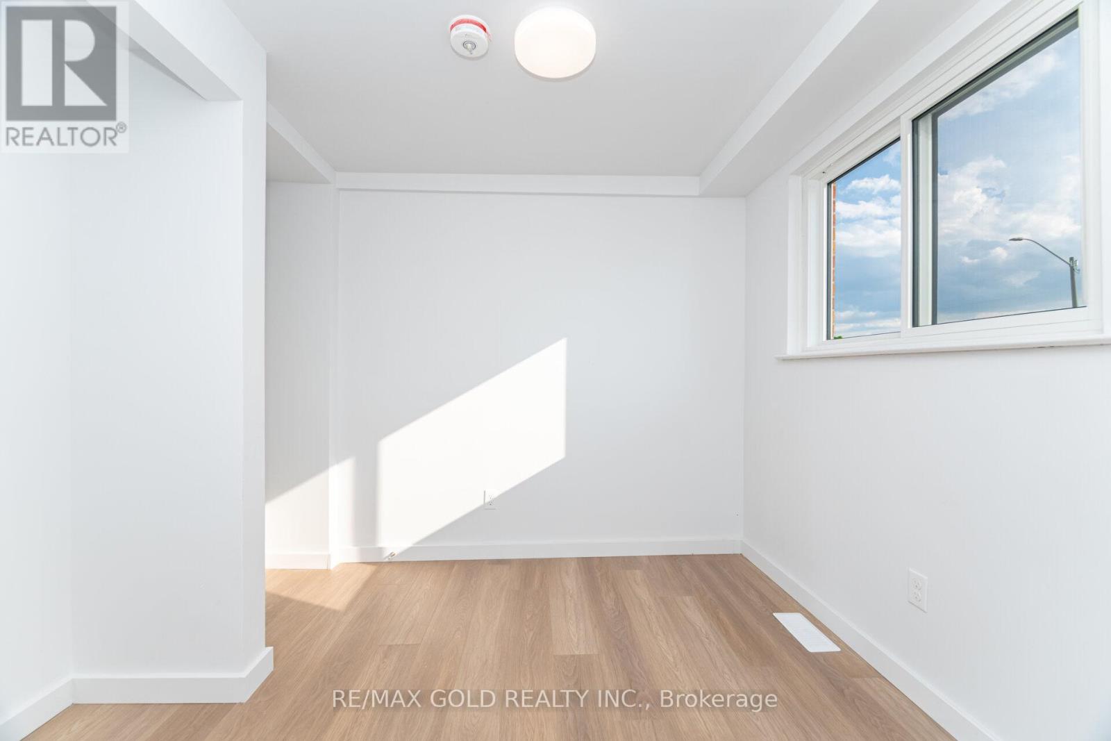 3309 Jolliffe Avenue, Mississauga, Ontario  L4T 1V6 - Photo 8 - W12416545